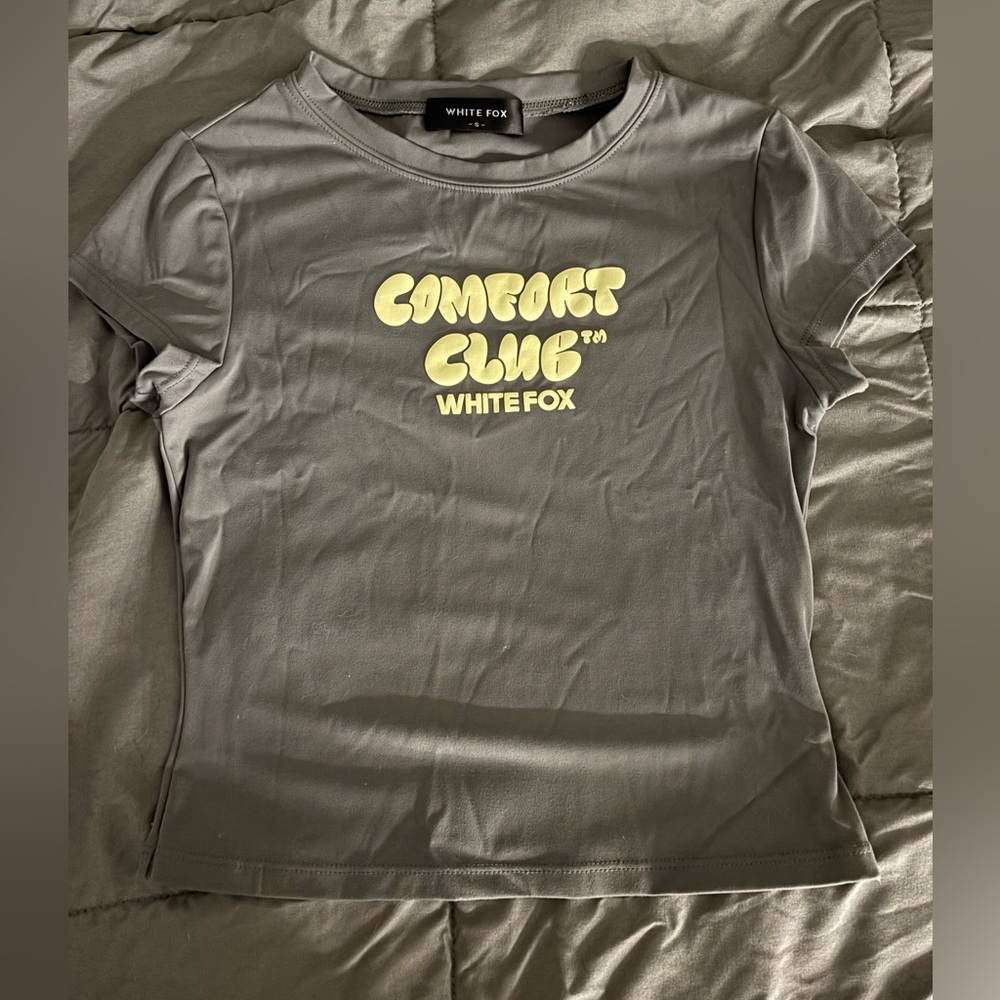 White fox tee shirt. Size: small in women’s. Color: dark grey and yellow